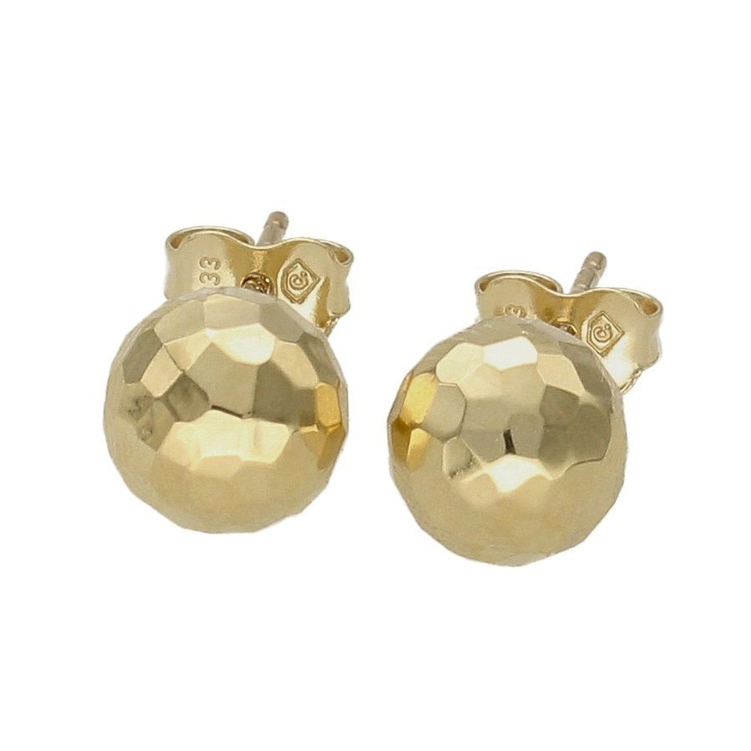 Złote kolczyki 333 kulki grawerowane KL 3422 333. Kolczyki w minimalistycznym stylu, wpisujące się w obecne trendy modowe. Delikatna forma, złota to idealne uzupełnienie eleganckich stylizacji..jpg